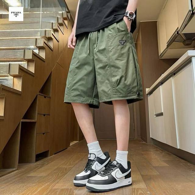 Prada普拉达海外版25Ss新款四色重工水洗工装休闲运动短裤 版型属于宽松版 立体剪裁 上身简单有型帅气百搭. 采用工装梭织面料 手感非常舒适柔软 含棉量高.