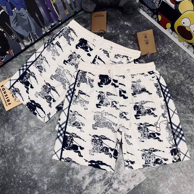 Burberr* 巴宝莉大爆款满印Logo印花短裤男女同款 独有标志已经成为一个文化的符号 刻入对潮流极致追求的年轻人心中 此款短裤在休闲风格的基上打造升级 裤