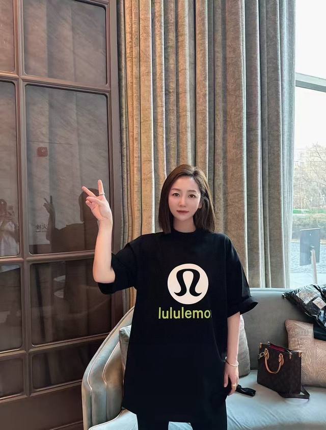 高品质 品名：Lululemon 24Ss春夏新款 字母拼色图案硅胶印花男女同款圆领纯棉短袖T恤 版型；宽松版 面料：330G全棉精梳棉 颜色： 黑色-白色 尺