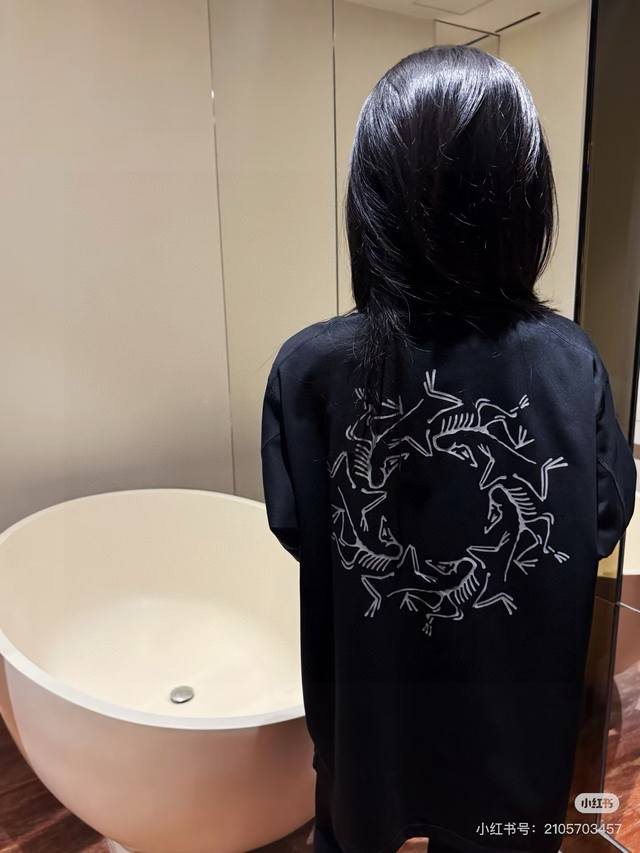 高品质 品名：始祖鸟 Arc'teryx 24Ss 万花筒反光印花新款宽松男女同款圆领纯棉短袖T恤 版型；宽松版 面料：330G全棉精梳棉 颜色： 黑色-白色
