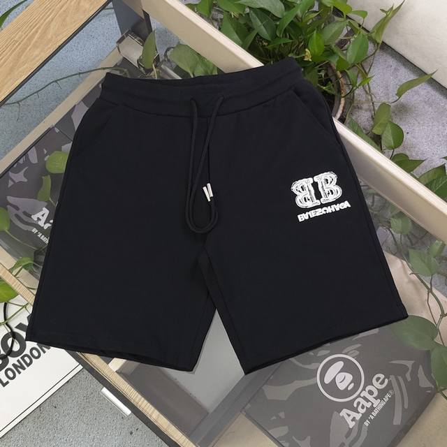 上新 款号：Qd24076 2025新款Balenciaga巴黎世家刺绣双B字母图案Logo绣花情侣毛圈五分短裤，采用360G重大毛圈面料，质感一流，作为当下超