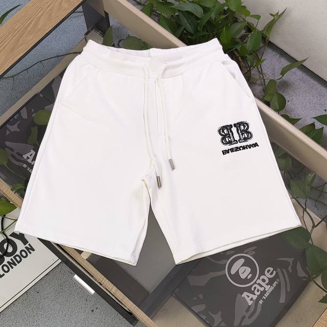 上新 款号：Qd24076 2025新款Balenciaga巴黎世家刺绣双B字母图案Logo绣花情侣毛圈五分短裤，采用360G重大毛圈面料，质感一流，作为当下超