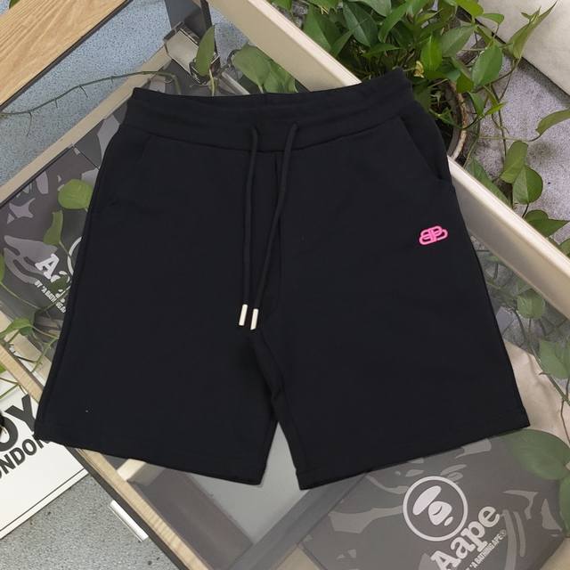 上新 款号：Qd24103 2025新款Balenciaga巴黎世家刺绣字母锁扣图案绣花情侣毛圈五分短裤，采用360G重大毛圈面料，质感一流，作为当下超火的品牌