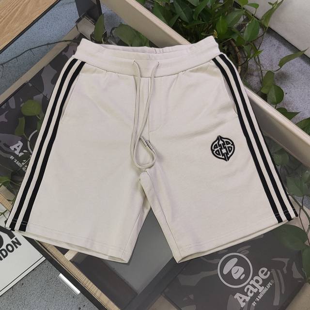 上新 款号：Qd24082 2025新款Balenciaga巴黎世家刺绣双B勋章图案绣花情侣毛圈五分短裤，采用360G重大毛圈面料，质感一流，作为当下超火的品牌
