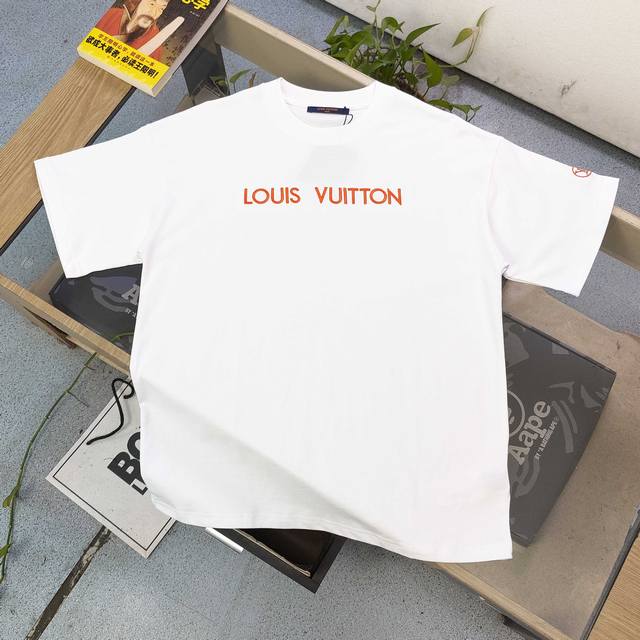 上新 款号：Cx26008 高版本 2025新款Louis Vuitton路易威登Lv经典橘红色刺绣字母图案Logo绣花休闲情侣宽松短袖T恤，独一无二的活性环保
