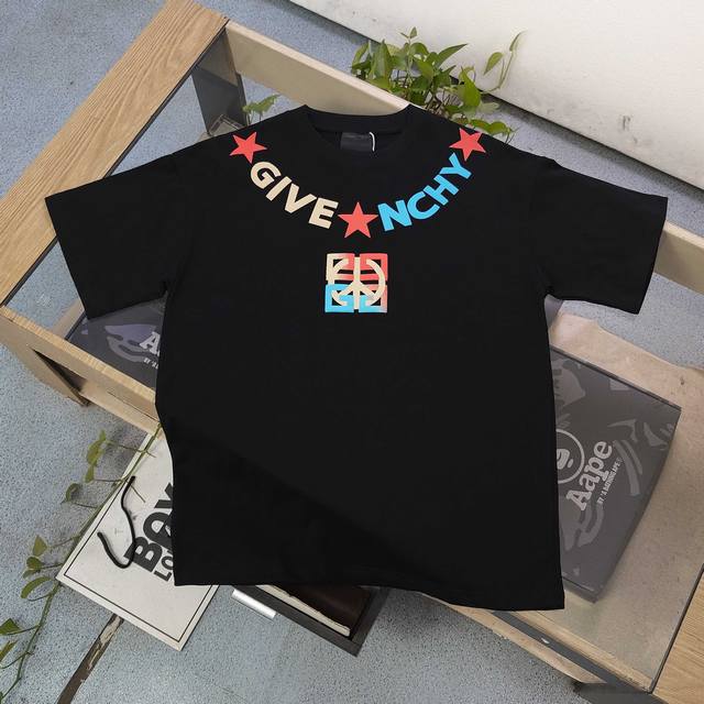 上新 款号：Cx06802 高版本 2025新款Givenchy纪梵希彩色发泡字母Logo图案印花休闲情侣宽松短袖T恤，独一无二的活性环保面料染色，32支双纱精