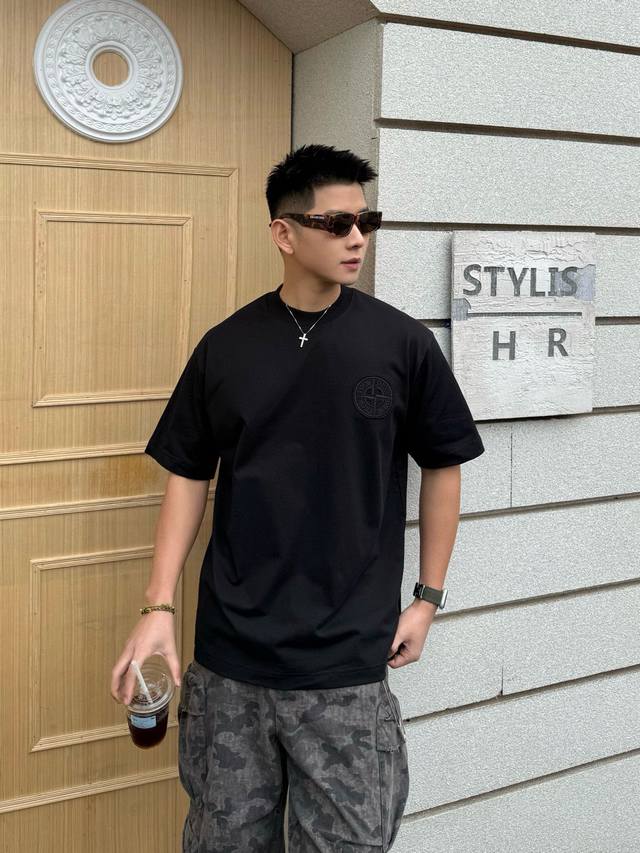 Dior迪奥2025Ss新款拼色面料割破绣花字母情侣休闲短袖T恤 最高版本！定制面料290克双纱！拼色面料割破绣花字母工艺设计！ 辅料：开模原版过鉴定领标 %真