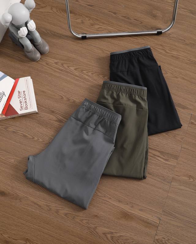 严选好货！Lululemon新款男士休闲运动长裤！经典时尚款，客供轻量化弹力梭织面料，轻薄速干，舒适透气！3D立体裁剪版型，后腰激光穿孔散热，裤腿小标Logo烫