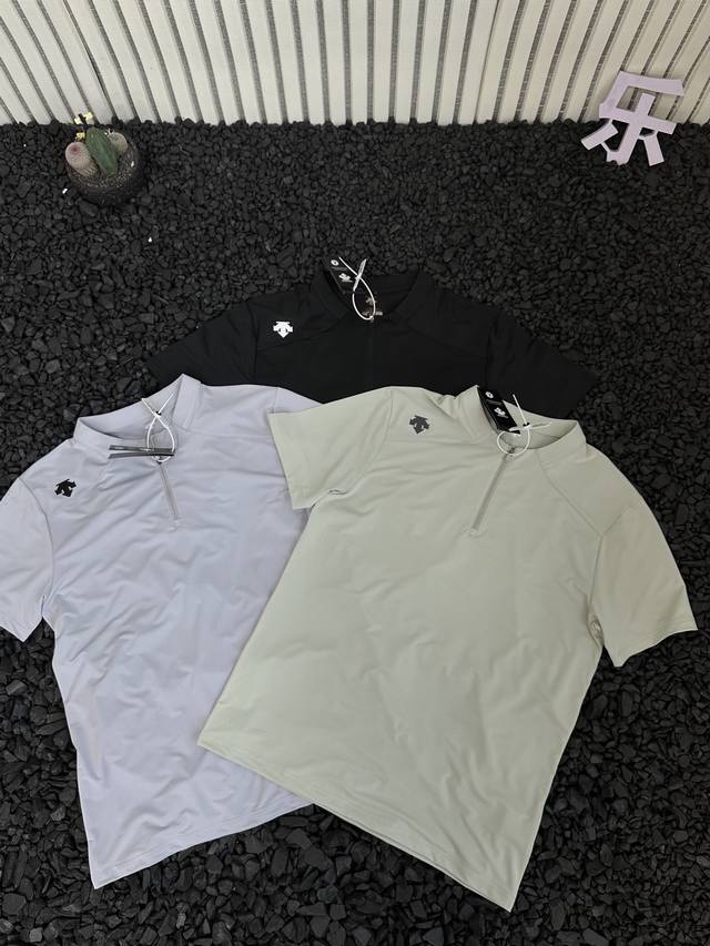 Descente 迪桑特 夏季高品质男士休闲商务短袖拉链T恤上衣 在热血沸腾的运动赛场，迪桑特综训系列短袖是你的实力见证者。它采用轻盈的Tough面料，毫无负重