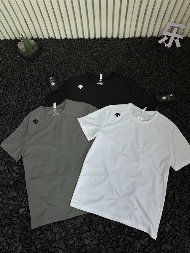 Descente 迪桑特 夏季高品质男士休闲宽松商务短袖Polo衫圆领T恤上衣 特定面料！！功能就是超弹速干，吸湿排汗功能那更加必须！面料亲肤舒爽，不粘身不黏腻
