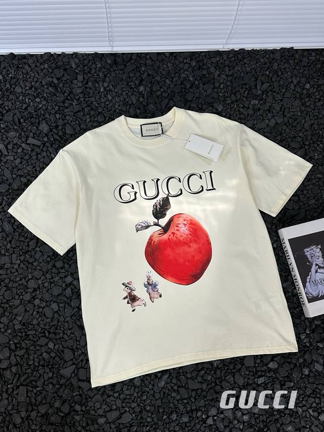 Gucci 古驰 24Ss夏季新款苹果字母Logo印花短袖T恤 热度款Tee！潮男潮女必备单品！可随意穿搭！对色对位直喷工艺！图案呈现出来立体感效果非常棒！区别