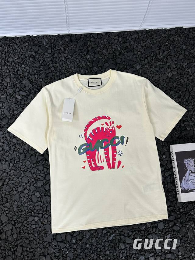 Gucci 古驰 24Ss夏季新款粉色猫咪字母Logo印花短袖T恤 热度款Tee！潮男潮女必备单品！可随意穿搭！对色对位直喷工艺！图案呈现出来立体感效果非常棒！