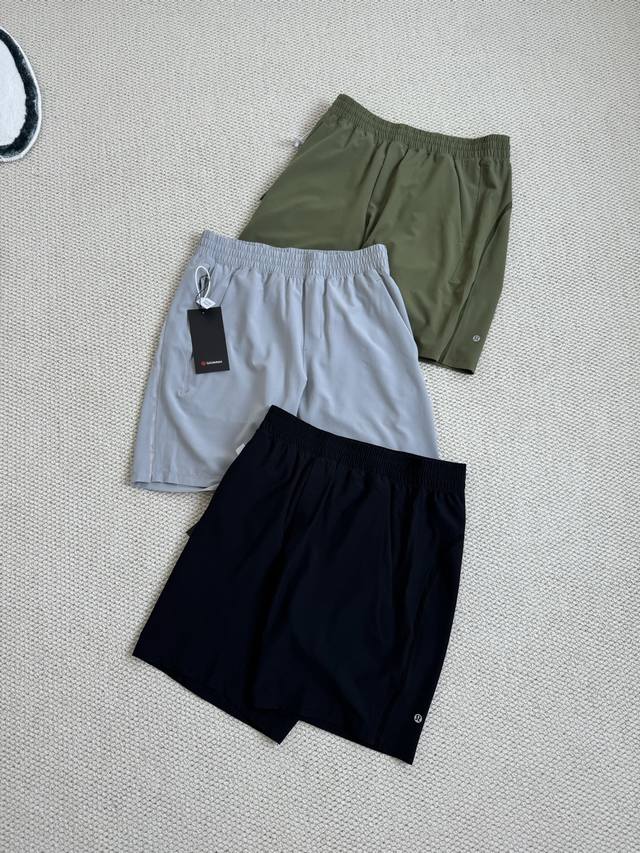 供 露露Lululemon夏季新款休闲男士轻薄网眼 拼接透气短裤休闲短裤 无内衬速干四分短裤！此款短裤的面料四向弹力 ，腰部内侧网格面料设计，亲肤，侧边拉链口袋