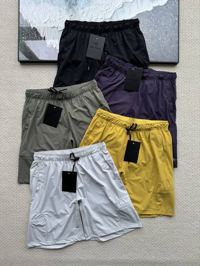 供 Arc'teryx 始祖鸟25Ss夏季新款冰丝速干户外休闲运动短裤！ 采用冰丝面料，透气性强， 适合各种环境， 跑步时方便排汗， 舒适质地轻盈， 不易褪色、