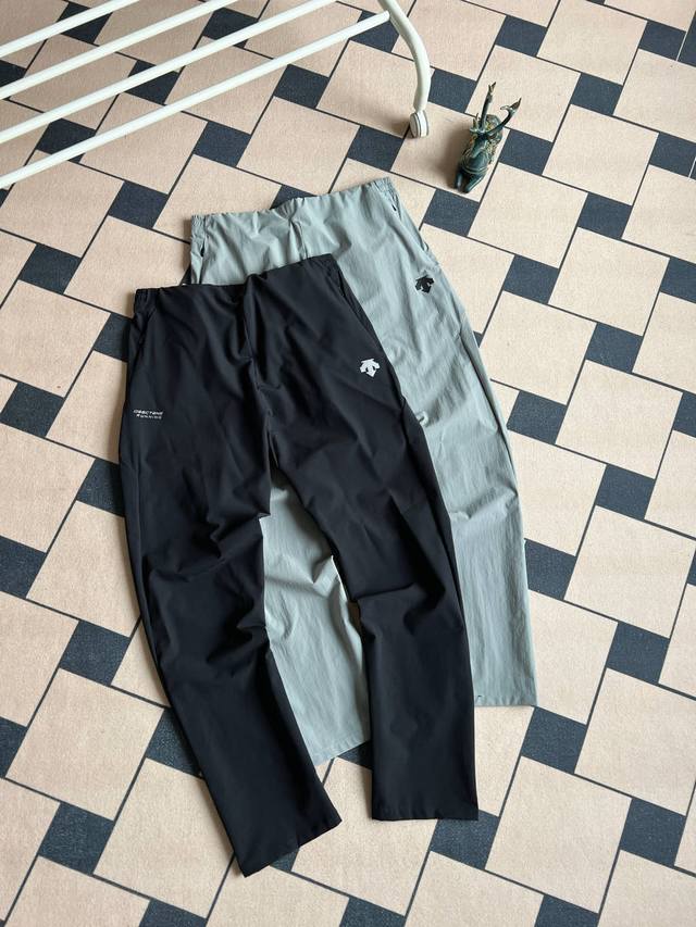 供 高品质 Descente迪桑特专柜同款Running跑步运动健身防泼水男士梭织运动休闲长裤 采用质感梭织面料挺括，顺滑舒爽。F360专业立体版型裁剪，为动态