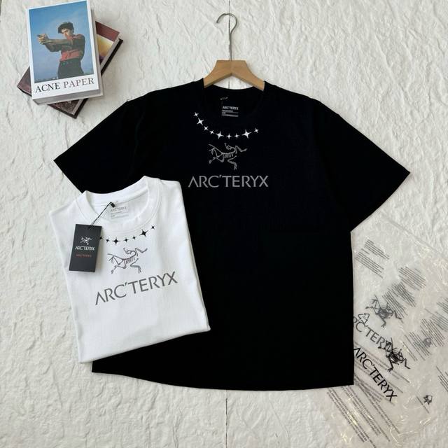 9355 Arc'teryx始祖鸟 个性字母Logo 休闲运动短袖T恤 -前幅的图案是始祖鸟设计款，印花采用进口胶浆工艺，经过对印刷网版进行技术处理，加了牢固度