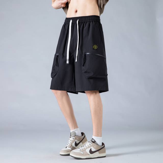 Stone Island 石头岛短裤夏季限定户外工装防水冲锋短裤五分沙滩裤，男女同款，小红书 Ins 抖音爆款，超人气单品，经典Logo，版型好看，上身有型，修