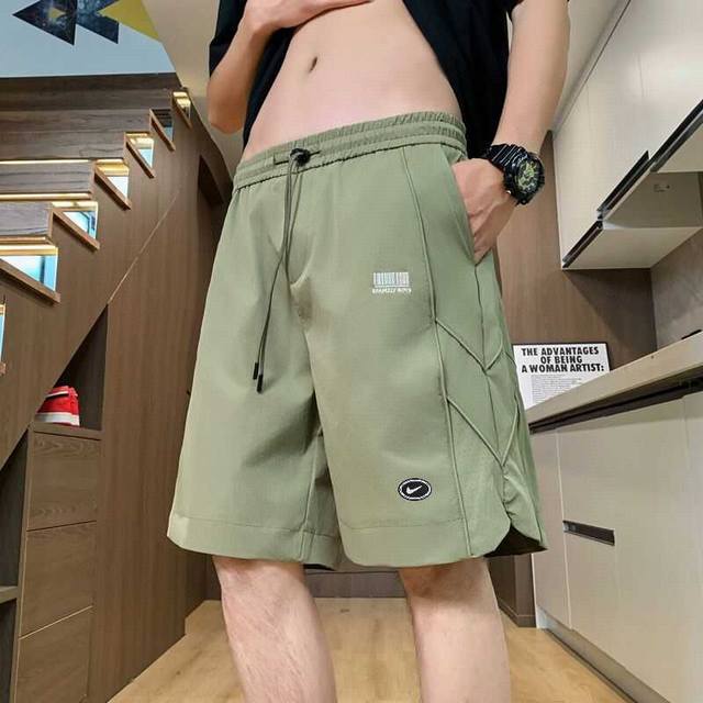 上新 Nike 耐克夏季凉感冰丝宽松运动休闲痞帅嘻哈复古篮球短裤五分裤。 舒适冰丝面料 ，柔软亲肤 ，不起球， 个性百搭 ，立体裁剪版型合身，不挑身材舒适着装。
