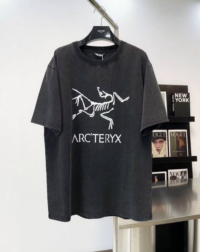 上新 Arcteryx 始祖鸟 Ss25春夏重工水洗做旧圆领短袖T 重工水洗做旧 260克双纱面料 高锰酸钾粗盐炒雪花后清洗一遍再加入药水洗 全身雾状泛白 质感