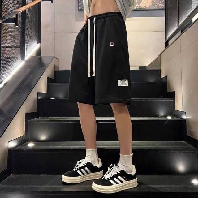 上新 Fila 斐乐夏季冰丝速干休闲运动短裤。 新型聚酯纤维冰丝速干面料，耐磨抗皱，透气吸汗。 原单品质 经典爆款！轻盈时尚，休闲运动好选择。 顶级面料带来超舒