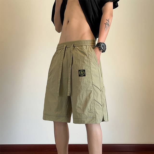 上新 Stone Island 石头岛短裤夏季限定户外工装防水冲锋短裤五分沙滩裤，男女同款 小红书 Ins 抖音爆款，超人气单品，经典Logo，版型好看，上身有