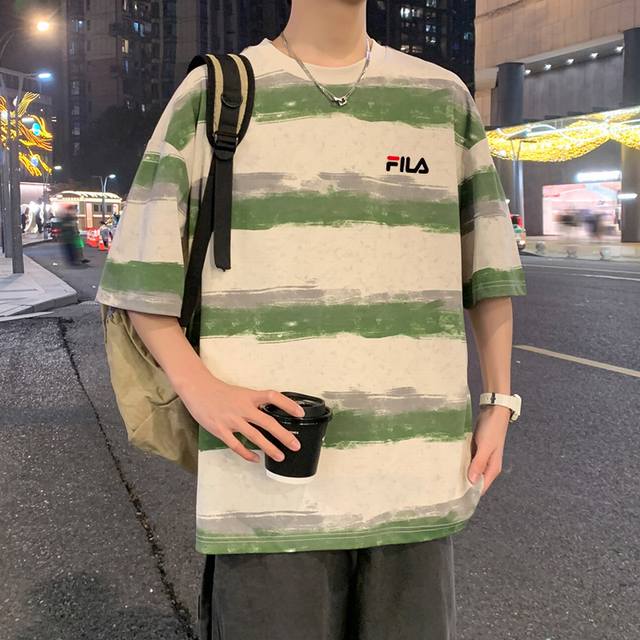 上新 Fila 斐乐海外限定条纹短袖T恤，男女同款，Ins小红书教你搭配上身，春秋新品首发，版型宽松，修饰脸型且舒适有型，近年来深受欢迎的风格，细节无敌，大方又