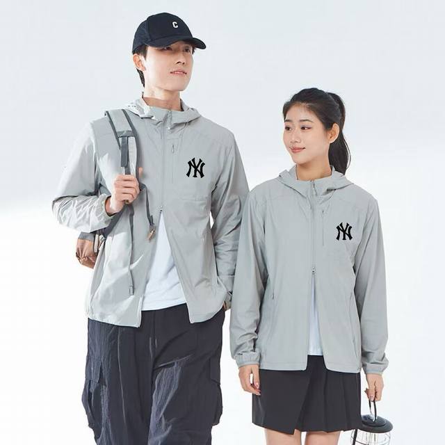 上新 Mlb洋基队经典连帽潮流炸街防晒衣，清爽色系，男女情侣同款。简单清爽。面料舒适柔软。非常的丝滑。夏天穿冰冰凉凉的。 冰丝面料 ，人手必备一件。防紫外线。自
