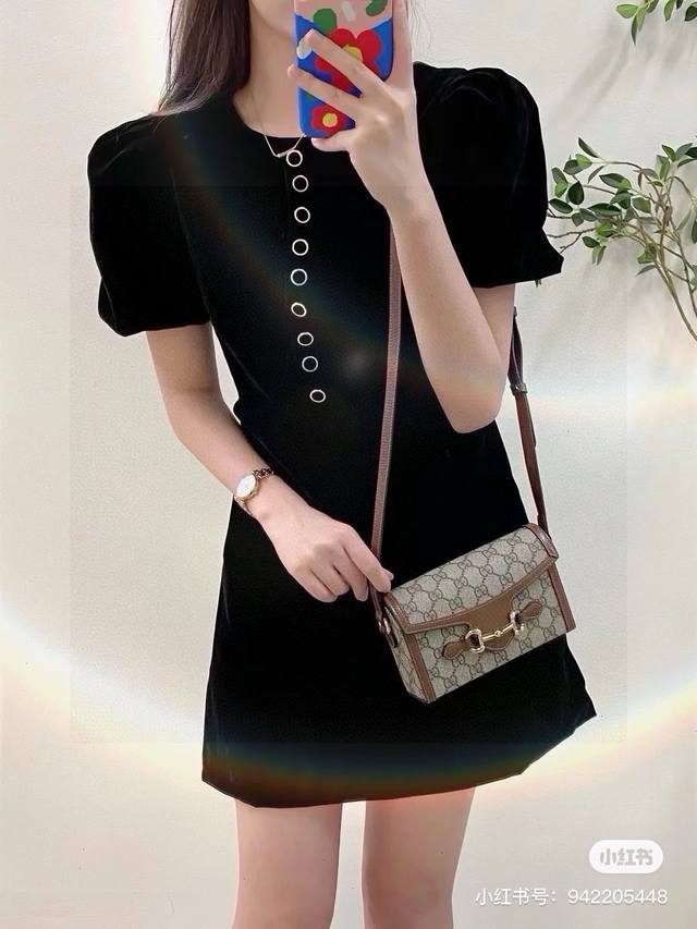 Gucci 古驰 1955 Mini 手机包 可爱的复古横板小方包，以Gucci经典缇花帆布拼接双G皮革识别标志。 横版手机包，小巧精致轮廓，背上身妆点造型独具