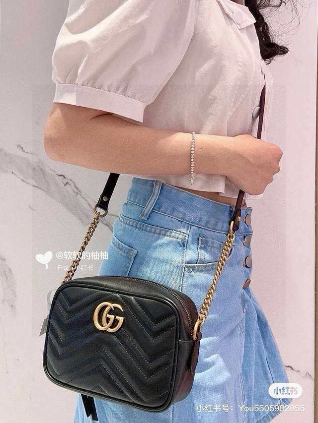 Gucci 古驰Marmont 相机包 这款有多种配色，黑色毋庸置疑是最受欢迎最经典的了。年龄跨度极强，15岁背到55岁，自己背几年给女儿背也好使！ 这包最大的