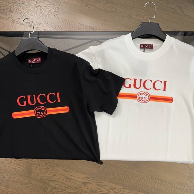 古驰Gucci 2025夏季新款刺绣字母Logo红条纹短袖T恤 胸前采用经典Logo设计拼接古家专用红条纹设计，采用32支双纱滑棉，前后呼应，布相高级，手感细腻