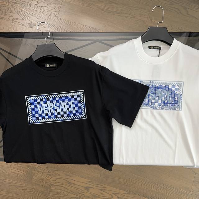 范思哲Versace 2025春夏季新款刺绣字母短袖T恤， 高端定制面料，80支双纱丝光棉，细腻的手感无可挑剔，独特的设计理念，简约商务风格，三标齐全，爆款潮品