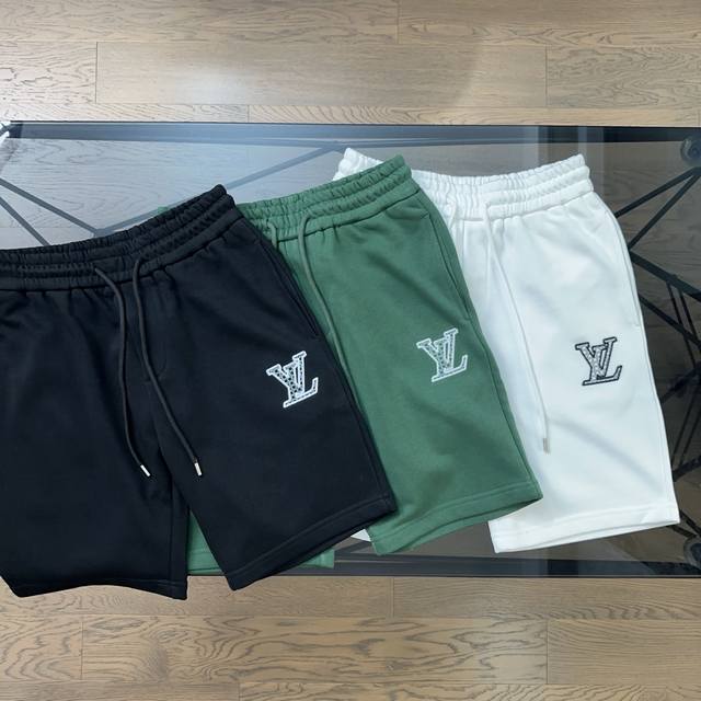 Lv路易威登 2025 夏季新款字母刺绣Logo松紧腰休闲短裤五分裤 采用经典Logo刺绣图案搭配后口袋图案设计，搭配松紧腰围设计，男女好穿，抽绳头自满印Log