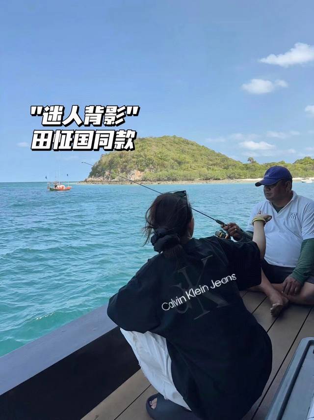 凯文克莱新款重工钢印浮Logo纯黑T恤 Ck背影小达人最近被问的最多的款啦 太喜欢背后这个浮雕设计 实物超高级 定制浮雕凸起开模印花 气质十足足～ 纯棉260G