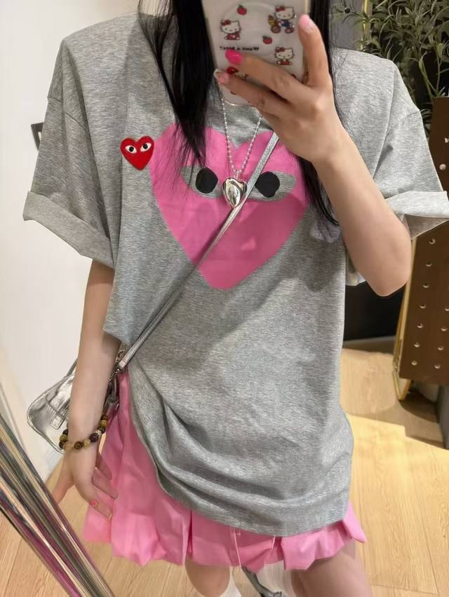 Play川久保玲Cdg粉色爱心涂鸦高级灰短袖 灰粉Cp锁死～这件T恤把甜酷拿捏住啦！！ 粉色涂鸦刺绣Logo 和低饱和灰色太配了 真的很哇塞的川久灰T 满满的高