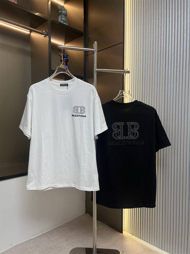 Balsenciaga巴黎世家2025Ss烫钻Logo硅胶字母情侣休闲短袖T恤 最高版本！定制面料290克 %双纱棉！字母硅胶印花！ 辅料：开模原版过鉴定领标