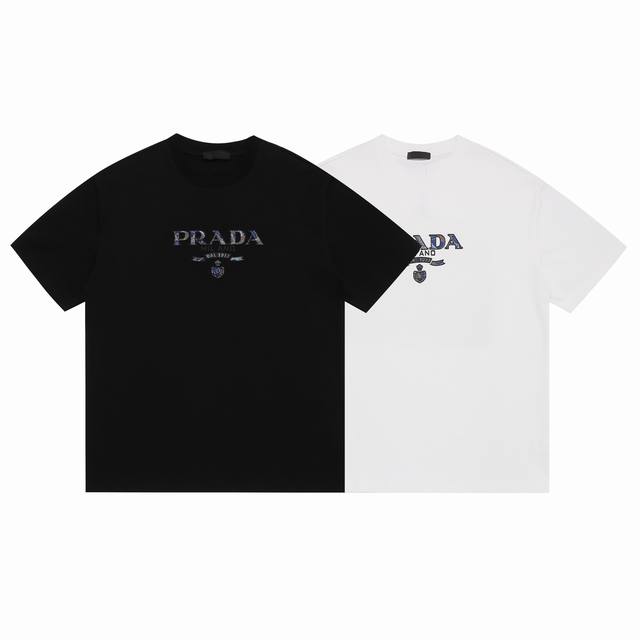 Prada普拉达2025Ss新款字母硅胶批彩色绣花布工艺设计情侣休闲短袖T恤 最高版本！面料290克 %双纱棉！字母硅胶批彩色绣花布工艺设计！ 辅料：开模原版过