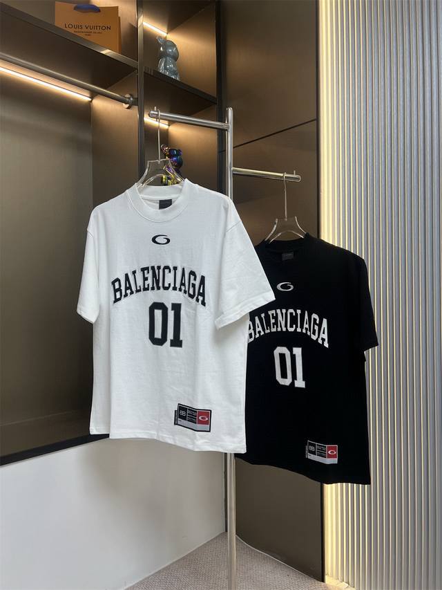 Balsenciaga巴黎世家2025Ss新款美式字母斜纹布料贴布绣花情侣休闲短袖T恤 最高版本！定制面料290克 %双纱棉！美式字母斜纹布料贴布绣花！ 辅料：