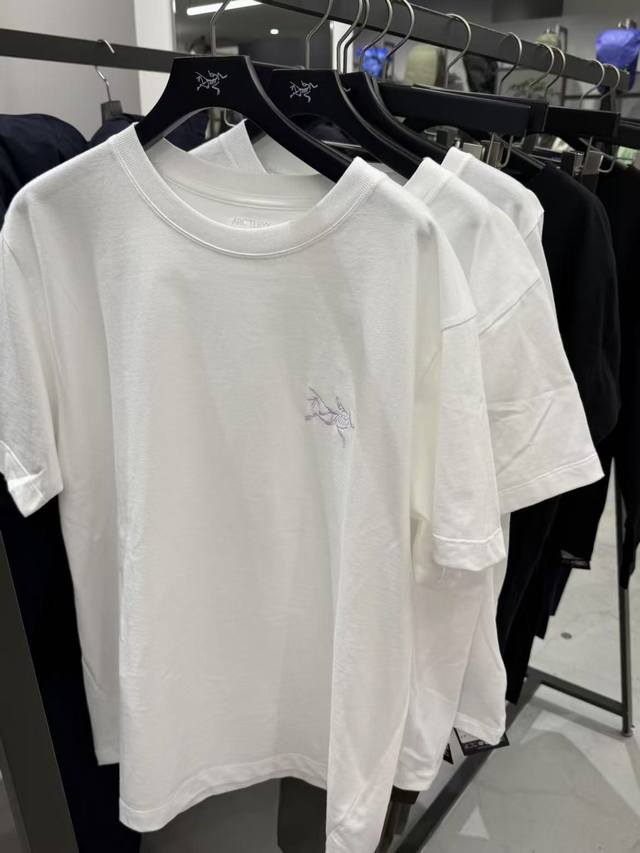 Arc‘Teryx 始祖鸟日版胸口刺绣Logot恤 短袖柜子在售款基础款男女同款 采用日本百灵达万针刺绣 刺绣不连线 这T恤我爱它一万年啊啊！！300G重磅纯棉