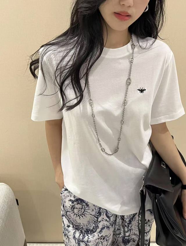 Dior 迪奥经典款基础款小蜜蜂刺绣Logo情侣款短袖T恤 Hey宝贝们，今天我要安利一个让我心动到不行的宝藏单品！ 就是迪奥家新出的春夏系列 小蜜蜂刺绣短袖，