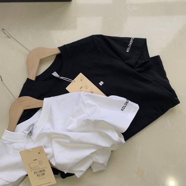 Kolon Sport可隆基础款胸口袖口印花圆领短袖官网一致款式 面料：32支双纱260克纯棉面料 同缸同色织染螺纹 颜色一致 做前均经过高温预缩工艺 不会缩水