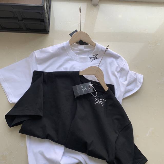 Arc‘Teryx 始祖鸟基础款胸口Logo三色T恤 短袖男女同款 这T恤我爱它一万年啊啊！！300G重磅纯棉！！ 好绝啊啊！！质感清晰可见～ 300G重磅纯棉