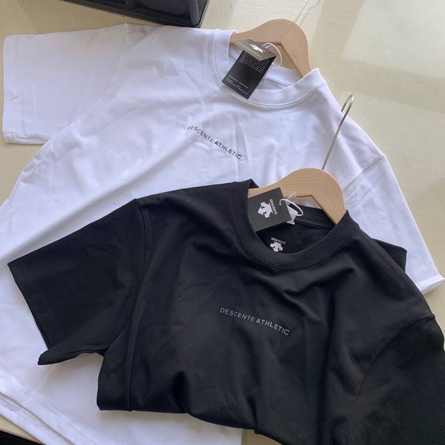 Descente 迪桑特基础款胸口Logo三色T恤 短袖男女同款 这T恤我爱它一万年啊啊！！300G重磅纯棉！！ 好绝啊啊！！质感清晰可见～ 300G重磅纯棉