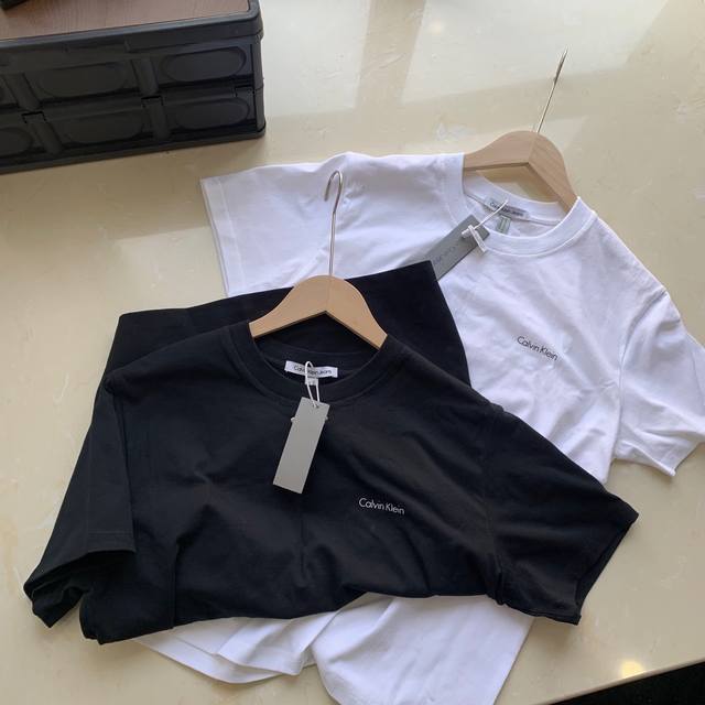 Calvinklein Ck字母小标标印花圆领短袖官网一致款式 面料：32支双纱260克纯棉面料 同缸同色织染螺纹 颜色一致 工艺：进口机器白墨直喷印花 做前均