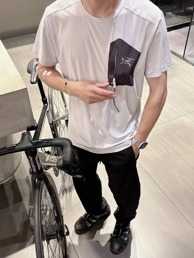 Arc‘Teryx始祖鸟拼色 胸口拉链口袋透气 男子速干短袖T桖 冰丝面料舒适亲肤 胸口口袋高级感满满 ♀穿上这件始祖鸟丁恤。 你就是时尚引领者。不管是搭配休闲