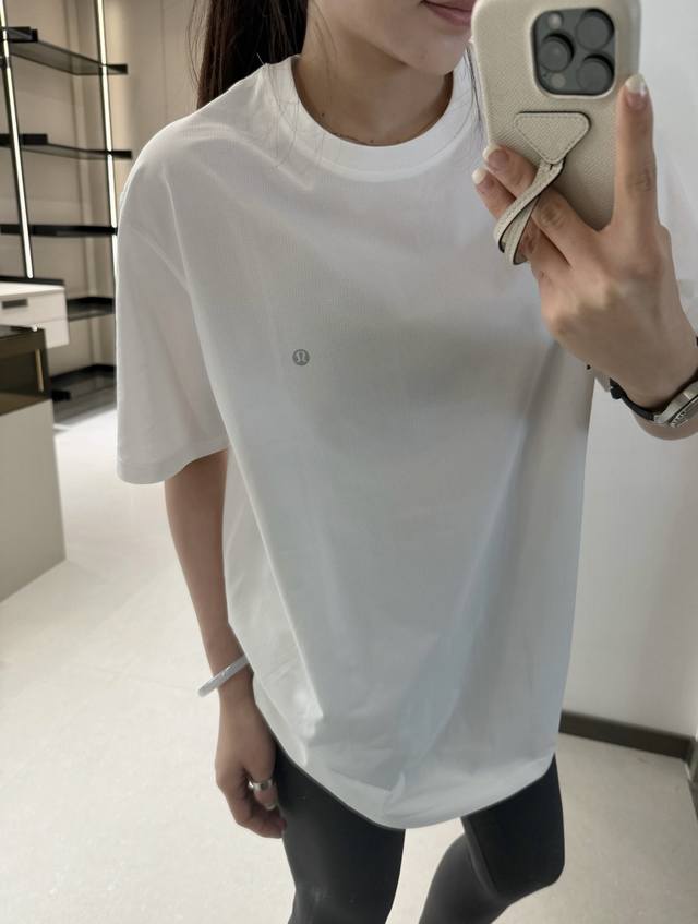 Lululemon基础款胸口Logot恤 短袖男女同款 这T恤我爱它一万年啊啊！！300G重磅纯棉！！ 好绝啊啊！！质感清晰可见～ 300G重磅纯棉 耐洗耐穿不