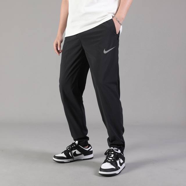上新 耐克牛奶般丝滑！3M反光Logo简约风透气眼设计！立体裁剪耐克Nike25春夏男女同款情侣款高逼格男士松紧腰带抽绳设计休闲裤运动裤薄款清凉夏季速干裤长裤子