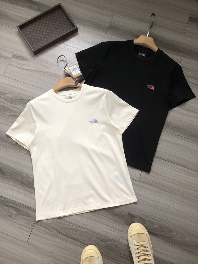 Tnf丨The North Face Ss25 后背爱心字母Logo印花 男女款运动休闲圆领短袖T恤. 颜色：米色 黑色. 材质：定织定染纯棉面料 辅料：三标齐
