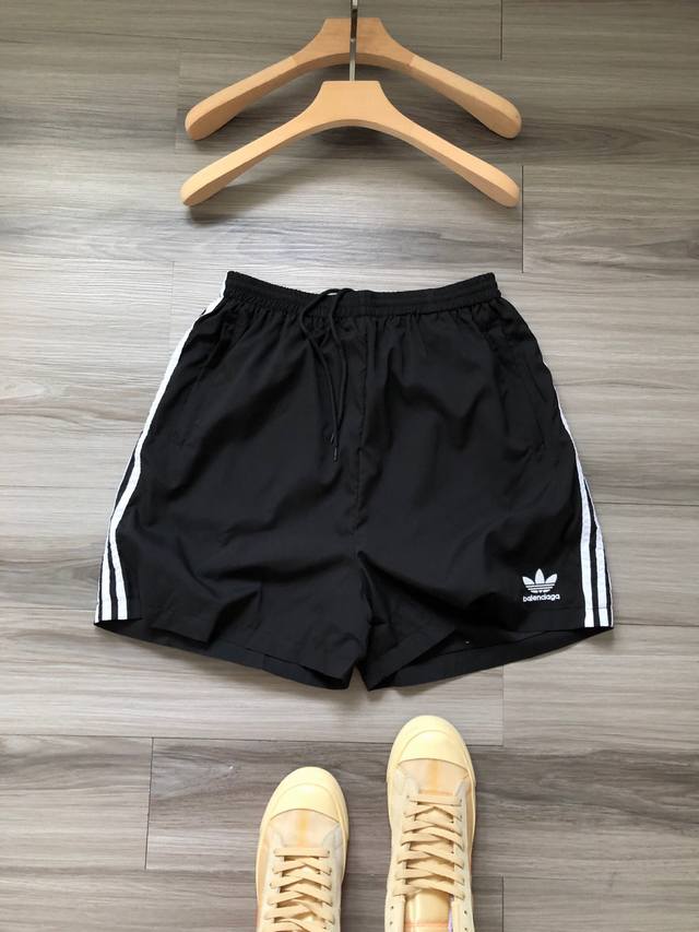 Balencaga X Adidas Orginals 三叶草 巴黎世家联名三条杠字母Logo刺绣男女款运动短裤五分裤. 颜色：黑色. 工艺： 田岛刺绣. 材质