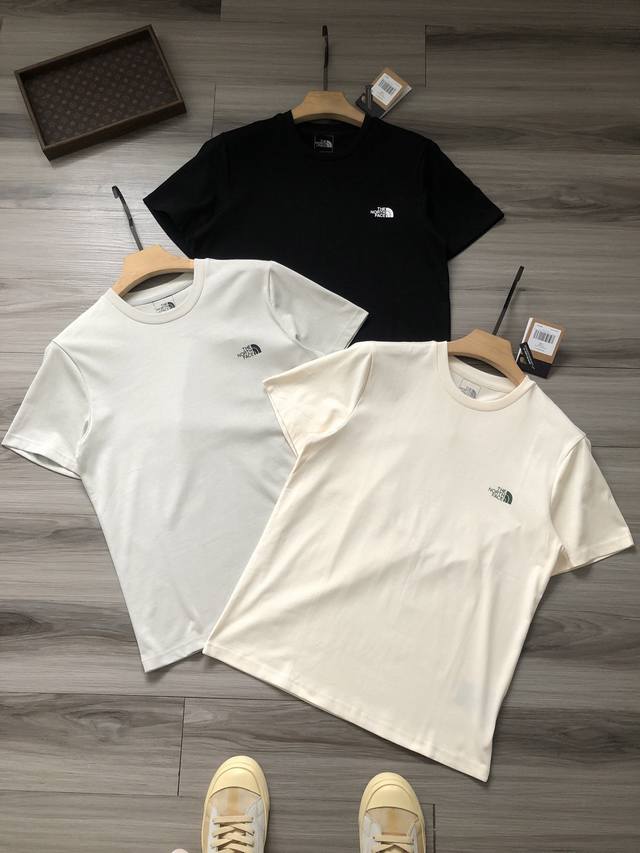 Tnf丨The North Face Ss25 后背字母Logo印花 男女款运动休闲圆领短袖T恤. 颜色：米色 灰色 黑色. 材质：定织定染纯棉面料 辅料：三标