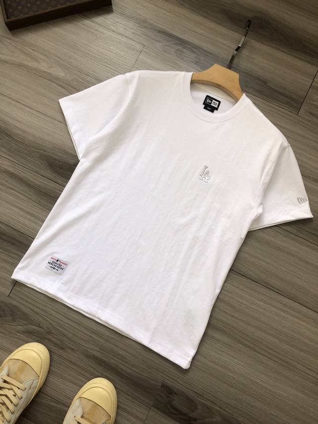 Mlb New Era Ss25 都市漫游系列 金属感硅胶字母Logo Coolmax 男女款凉感透气快干运动休闲圆领短袖. 颜色：米白. 材质：锦纶 氨纶Co